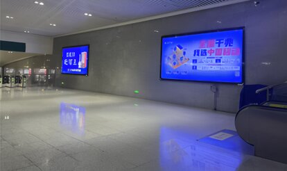 第一户外传媒-景德镇北站出站通道墙面灯箱