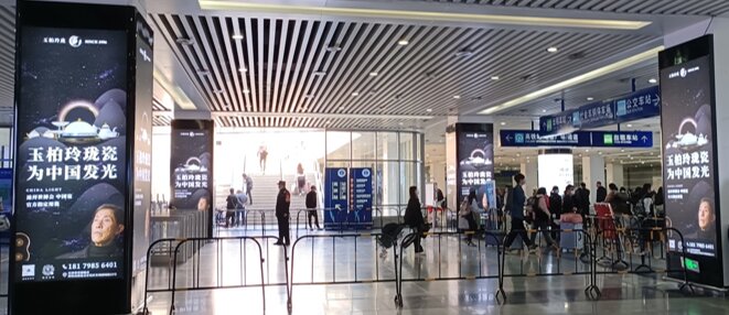 第一户外传媒-景德镇北站出站换乘大厅立柱方形灯箱