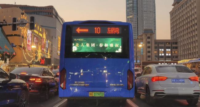 石家庄公交车尾屏广告路面等红灯中