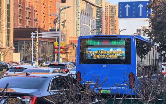 石家庄公交车后车窗大屏远处依然清晰可见