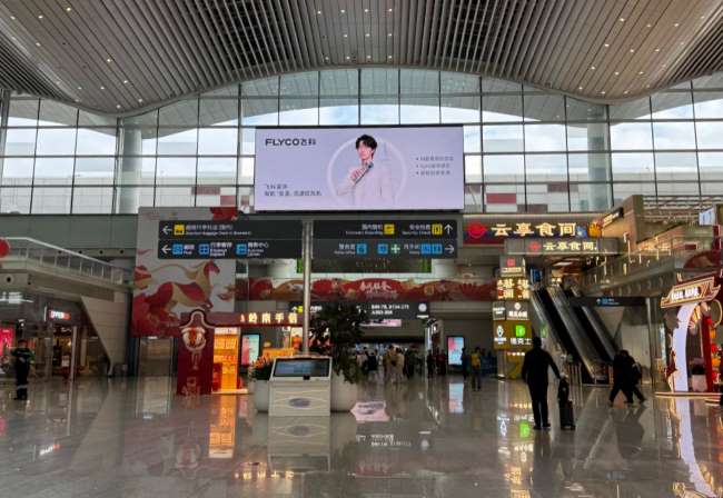 广州白云机场安检口排队场景大屏在侧