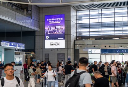 第一户外传媒-上海虹桥站出发层东西安检进站区南北通道墙面灯箱