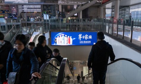 第一户外传媒-上海虹桥站东西进站厅交互层墙面灯箱