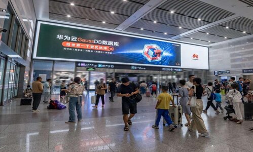 第一户外传媒-上海虹桥站到达层南北通道西端口上方墙面灯箱