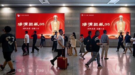第一户外传媒-上海虹桥站到达层商铺两侧通道墙面灯箱
