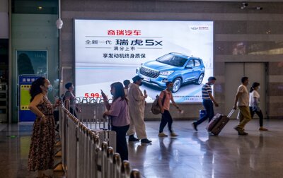 第一户外传媒-上海虹桥站到达层商铺两侧通道墙面灯箱