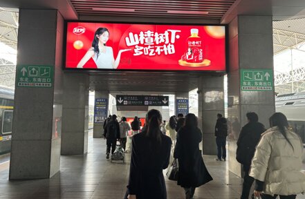 深圳第一户外传媒有限公司-上海站出站通道悬挂式吊幅灯箱