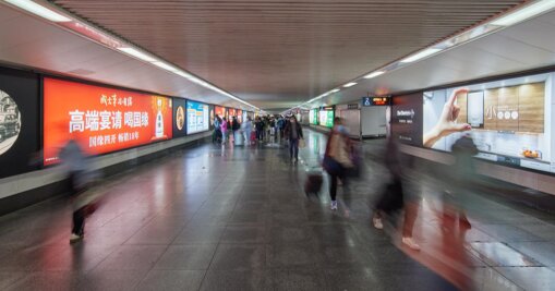 深圳第一户外传媒有限公司-上海站出站通道墙面灯箱