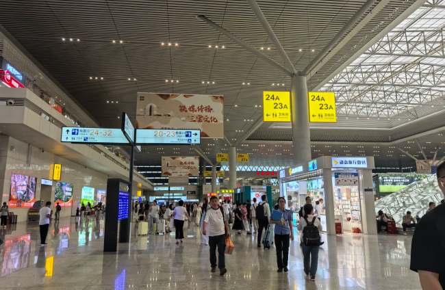 郑州东站检票口旁座椅区实拍图