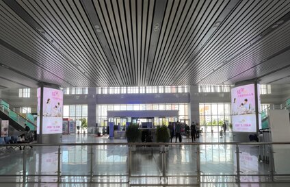 深圳第一户外传媒有限公司-威海站一楼候车厅三面包柱灯箱