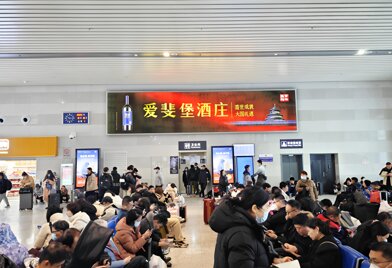 深圳第一户外传媒有限公司-威海站一楼候车厅墙面灯箱