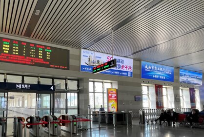 深圳第一户外传媒有限公司-威海站二楼候车厅墙面灯箱