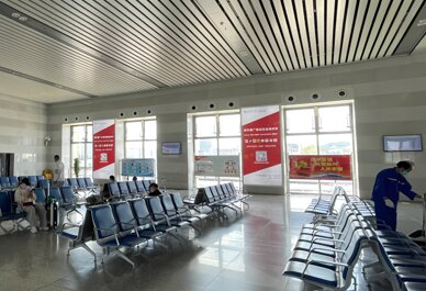 深圳第一户外传媒有限公司-威海站一楼候车厅落地灯箱