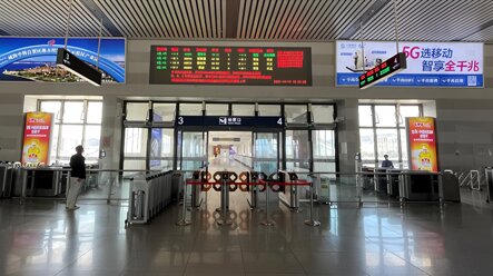 深圳第一户外传媒有限公司-威海站一楼候车室检票口图腾灯箱