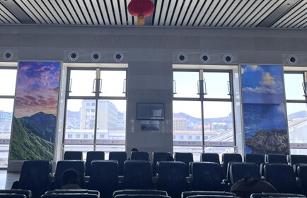 深圳第一户外传媒有限公司-威海站二楼候车厅落地灯箱