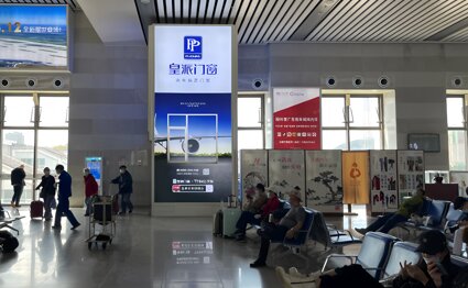 深圳第一户外传媒有限公司-威海站二楼候车厅直梯灯箱