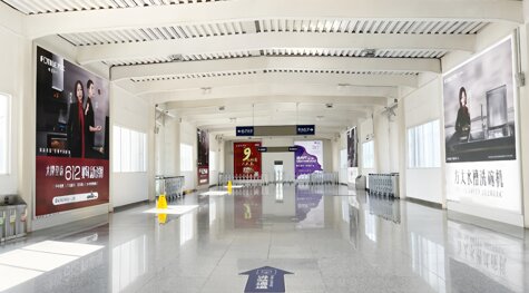 深圳第一户外传媒有限公司-威海站进站天桥落地灯箱