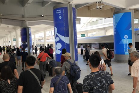 深圳第一户外传媒有限公司-威海站站台双面包柱灯箱