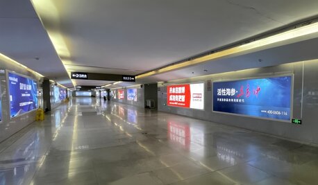 深圳第一户外传媒有限公司-威海站出站通道墙面灯箱