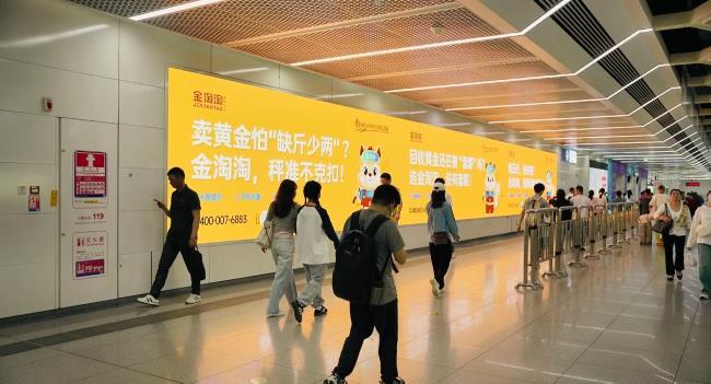 深圳地铁14号线布吉地铁站LED大屏广告实拍图