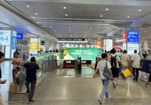 杭州东站换乘地铁口落地灯箱广告：高铁行程转换时刻的品牌对话