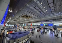 南京南站候车大厅高空LED大屏投放策略：锁定高铁枢纽的视觉制高点