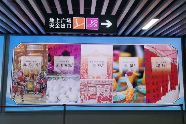 汕头南站出站通道墙面灯箱广告实景图