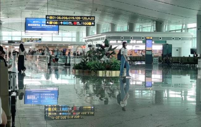 潮汕机场候机大厅中央步道的客流如梭繁忙景象 