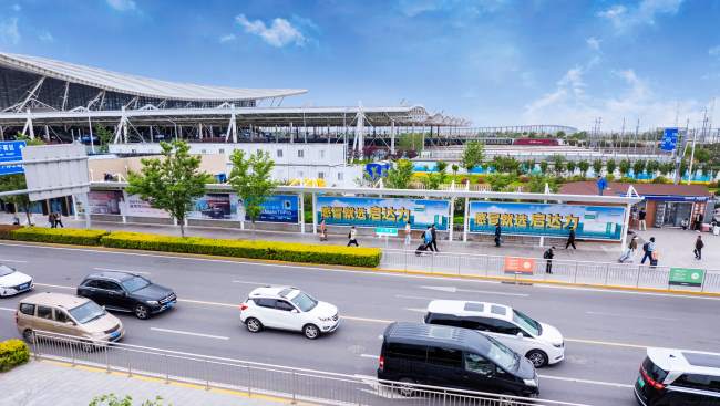 青岛北站东广场前往出租车网约车上下客区域通道实拍图