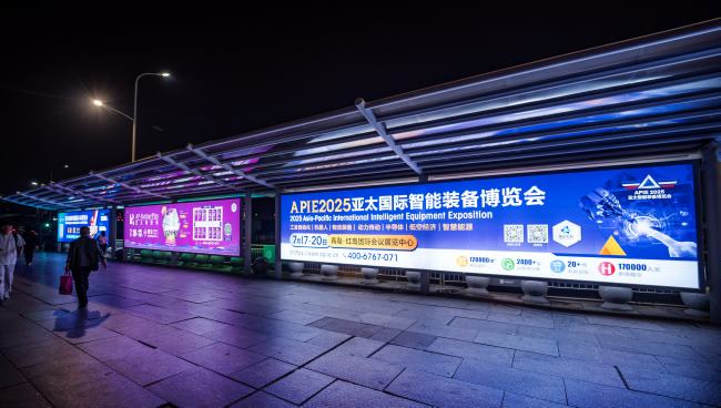 青岛北站户外围挡大牌夜景实拍图广告