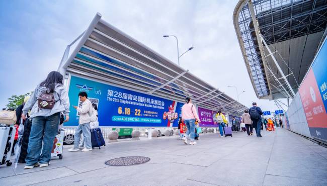 青岛北站站外公交车通道实拍图