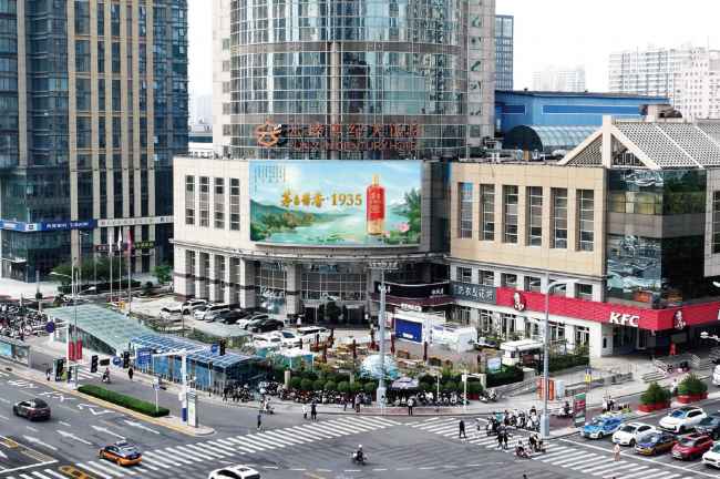 石家庄新百广场十字路口大屏广告实拍图 