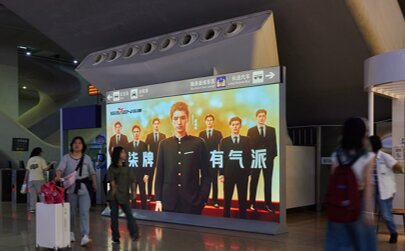 深圳第一户外传媒有限公司-广州南站出站通道数字灯箱