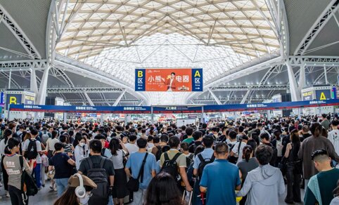 深圳第一户外传媒有限公司-广州南站出发层候车大厅吊旗