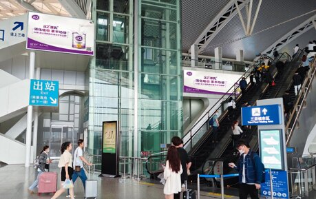 深圳第一户外传媒有限公司-广州南站出发层东平台进站大厅墙面灯箱