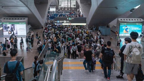 深圳第一户外传媒有限公司-广州南站到达层出站安检口直面落地灯箱