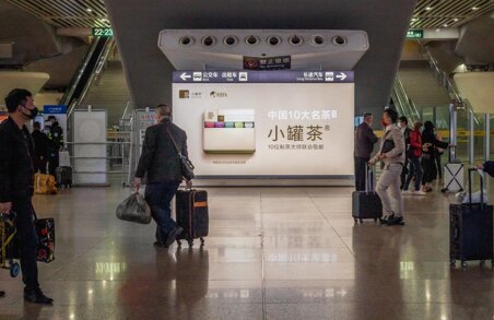 深圳第一户外传媒有限公司-广州南站到达层安检口外侧通廊落地灯箱