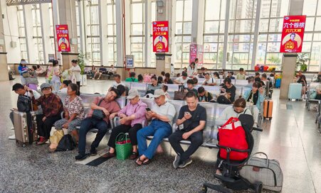 深圳第一户外传媒有限公司-南宁站候车室壁挂刷屏机