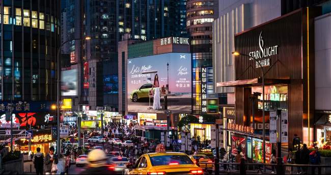 重庆新港城LED地标巨屏广告汽车行业实拍图夜景