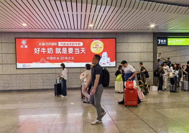 厦门站出站通道本地特色龙头品牌广告案例图