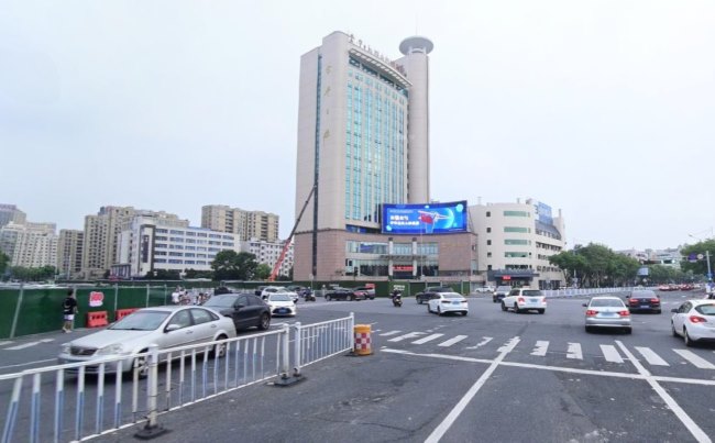 金华市中心双龙南街与双溪西路交叉口远景车流实景图 