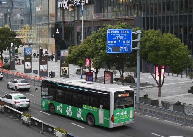 苏州公交车身广告明绿液行驶过万象天地照片