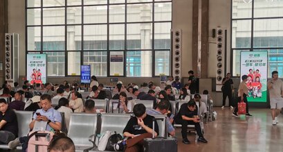 深圳第一户外传媒有限公司-郑州站候车室刷屏机广告