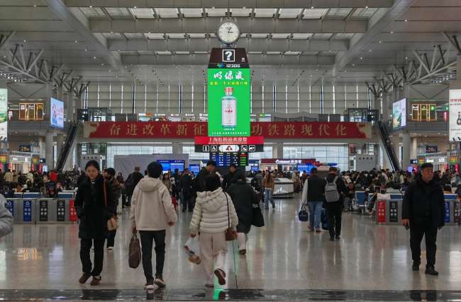 上海虹桥高铁站候车大厅中央服务台实拍图 