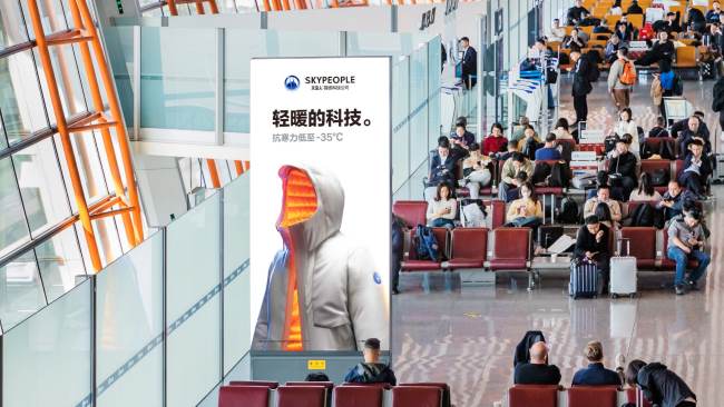 北京首都机场T3候机区座椅等候画面