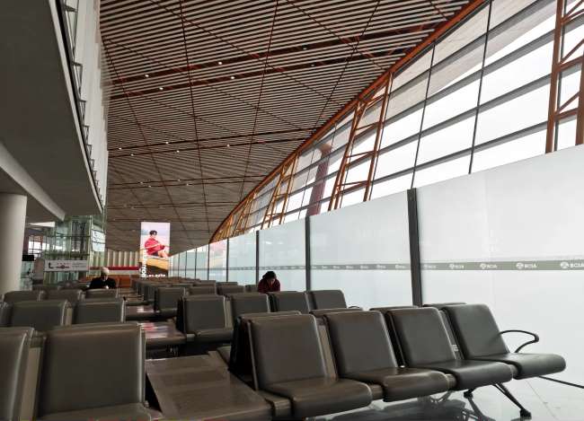 北京首都机场候机通廊广告牌实拍图lululemon案例图