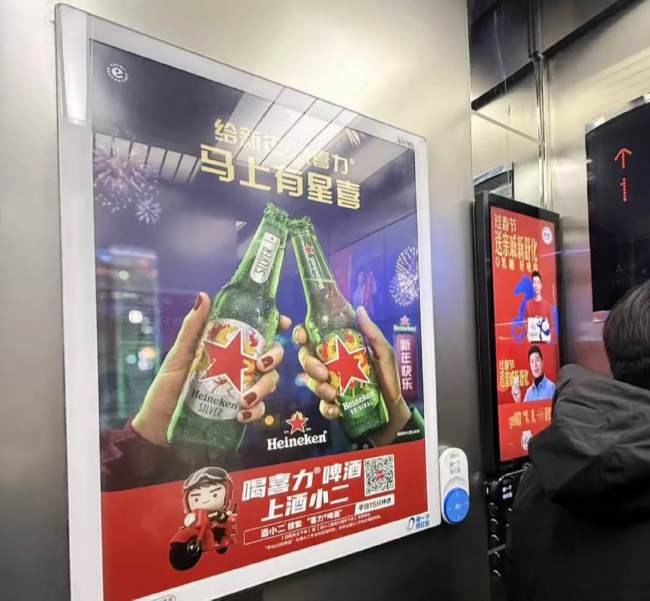 电梯框架广告与电梯视频广告同框对比图 