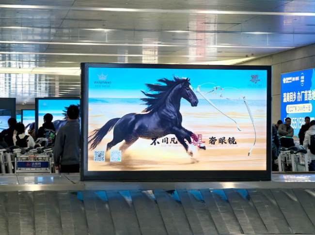 温州机场到达行李转盘大屏尊奢眼镜品牌广告发布画面