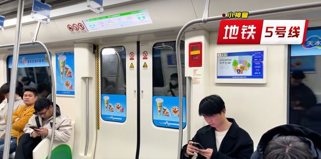 郑州地铁5号线列车行驶中客流场景照片