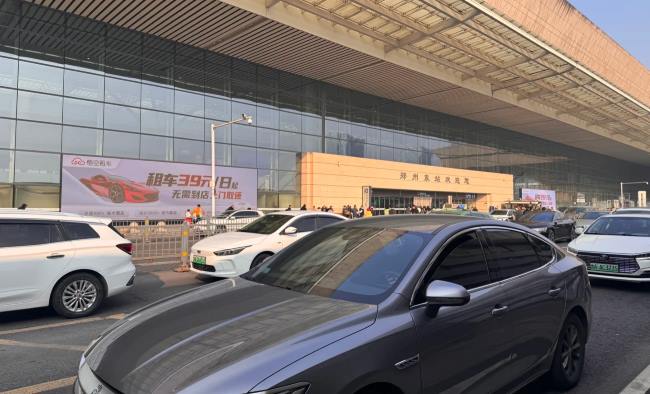 郑州东站进站口落客平台行车道送站客流车流穿行画面